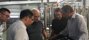 SMP集团德国技术专家来我司对模具及汽车门板总成技术交流和指导